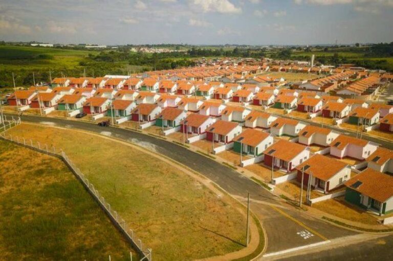 Secretaria de Desenvolvimento Urbano e Habitação entrega 80 casas em Bilac