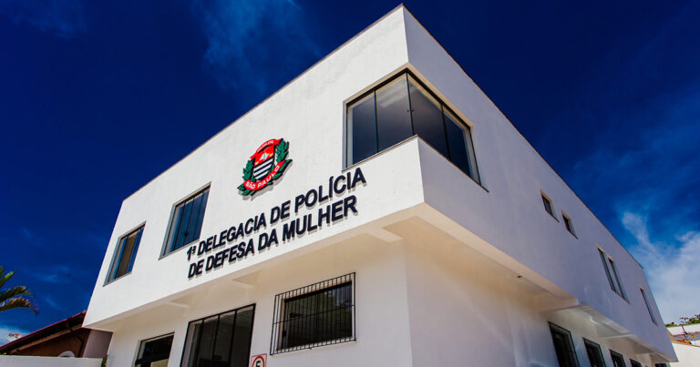 Delegacias de Defesa da Mulher fecham durante os horários de maior pico de violência de gênero