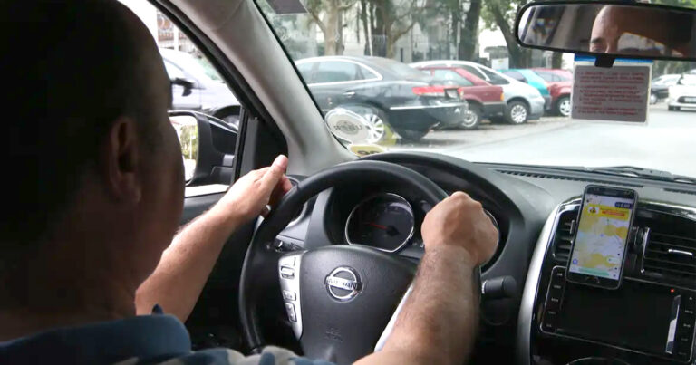 Trabalhar grandes períodos dentro de carros pode trazer danos à saúde a longo prazo, diz estudo