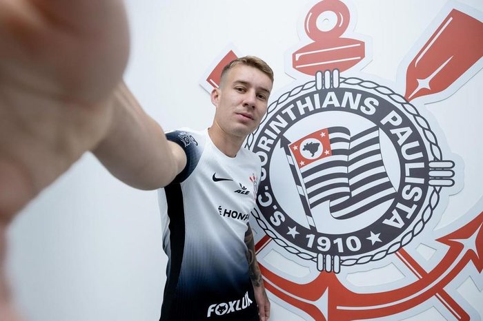 Corinthians oficializa a contratação do volante Charles