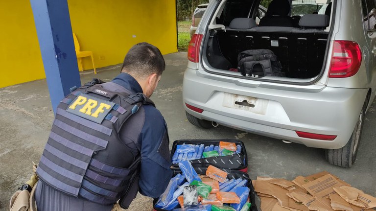 Motorista de aplicativo e passageiro são presos em rodovia com mais de 30kg de maconha e veículo roubado