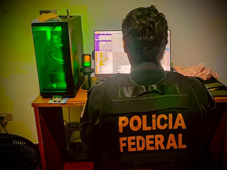 Polícia Federal realiza operação contra pornografia infantil na internet; Um homem foi preso