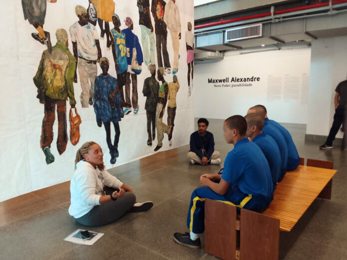 Adolescentes durante visita ao Sesc Paulista