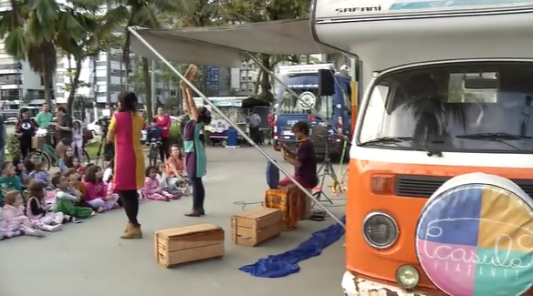Kombi literária trouxe imaginação para as crianças durante as férias na Fonte do Sapo!