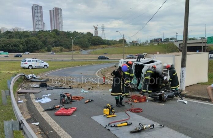 Motorista de caminhão morre em acidente na alça de acesso da Rodovia Dom Pedro