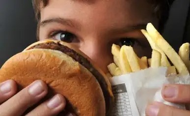 90% das crianças brasileiras de 2 a 5 anos se alimentam de ultraprocessados como biscoitos e achocolatados