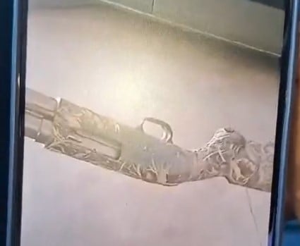 Vítima de golpe recebe vídeo ameaçador de suspeito com espingarda