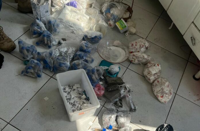 PM acha R$ 21 mil, uma arma e 14 quilos de drogas em PM acha R$ 21 mil, uma arma e 14 quilos de drogas em