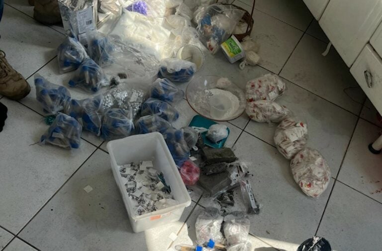 PM acha R$ 21 mil, uma arma e 14 quilos de drogas em "casa bomba" do PCC