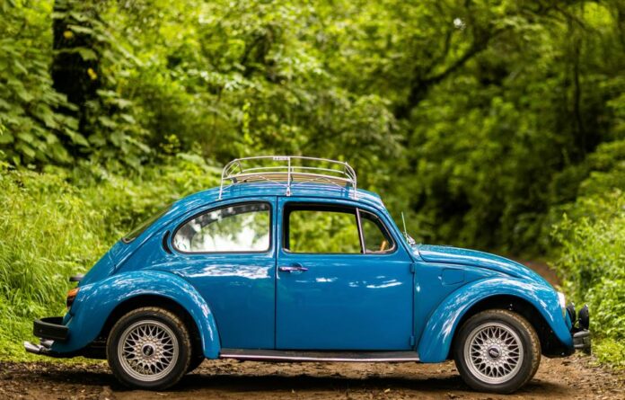 Idoso é rendido e agredido durante roubo de fusca azul