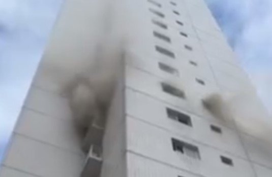 Incêndio assusta moradores e deixa apartamento destruído em cidade do Litoral