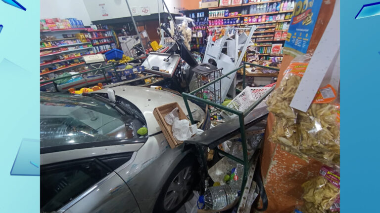 Jovem perde controle de carro e invade mercadinho em Hortolândia