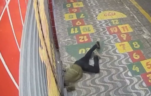 Homem rasteja para furtar comércio e foge com mais de R$ 500; VÍDEO