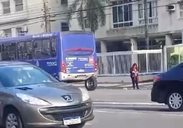 Roda de ônibus se desprende e vai parar embaixo de outro em São Vicente; VÍDEO