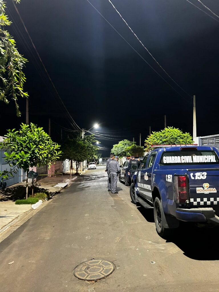 Suspeito armado com faca invadiu a casa da vítima: vizinhos acionaram a GM que conseguiu prender suspeito, em Holambra.