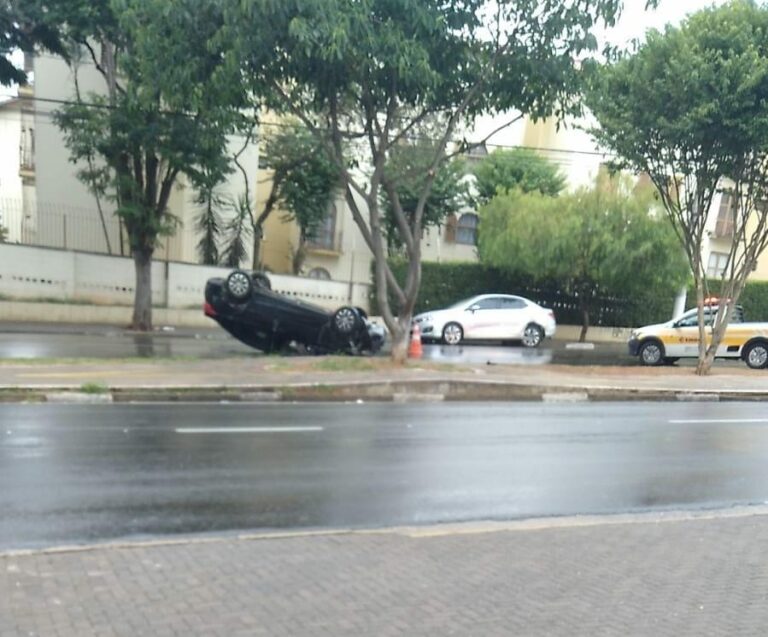 Homem teria saído de casa com o carro depois de discussão e acabou capotando depois de bater em árvore.