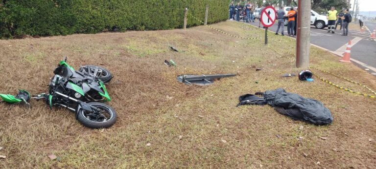 Motociclista de 22 anos morre após colidir contra placa de sinalização em marginal de Ribeirão Preto