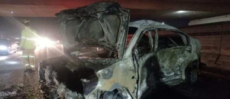 Motorista morre depois de carro cair de viaduto e pegar fogo