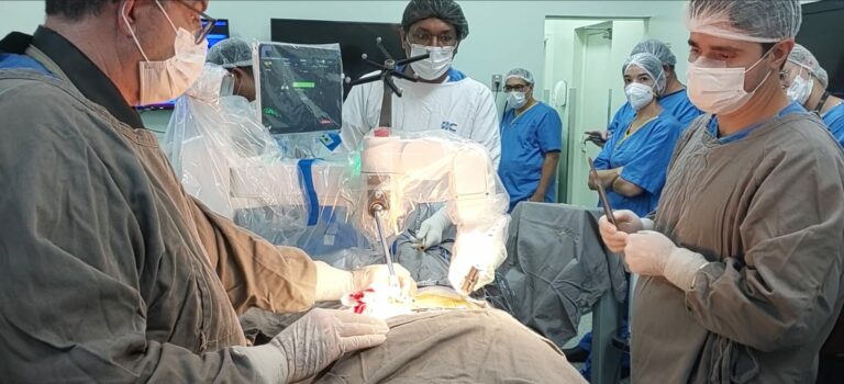 HC em Ribeirão Preto realiza primeira cirurgia de escoliose com robô na américa latina