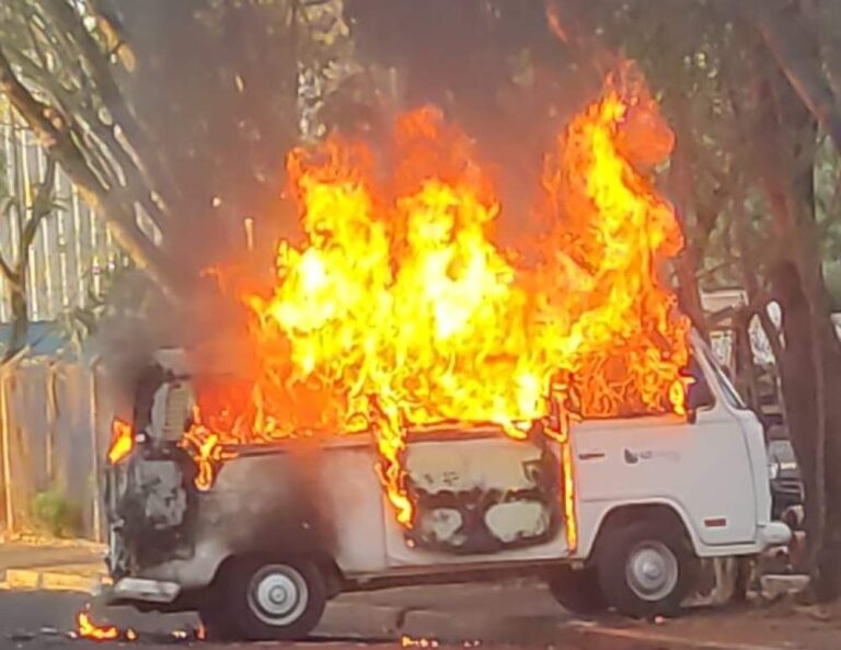 Kombi de empresa terceirizada de Araçatuba é destruída por incêndio