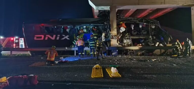 10 morrem e ao menos 40 ficam feridos após ônibus de turismo colidir contra pilar de viaduto na SP-127