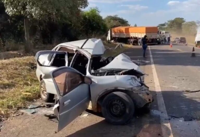 Motorista morre após colidir carro com caminhão em Penápolis