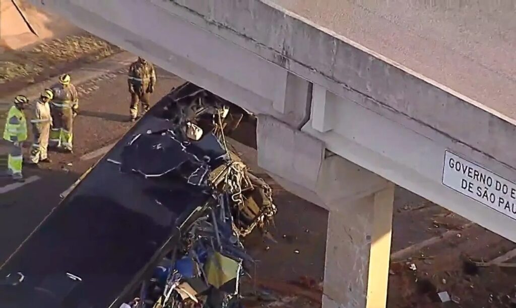 10 romeiros morrem e 42 ficam feridos em acidente de ônibus com destino à Aparecida