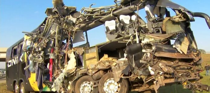 10 romeiros morrem e 42 ficam feridos em acidente de ônibus com destino à Aparecida 10 romeiros morrem e 42 ficam feridos em acidente de ônibus com destino à Aparecida
