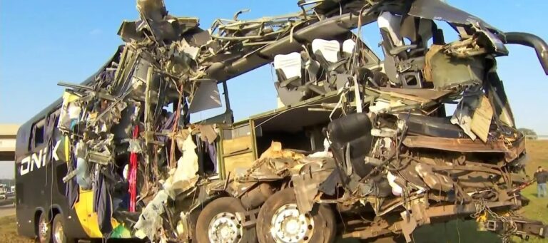 10 romeiros morrem e 42 ficam feridos em acidente de ônibus com destino à Aparecida