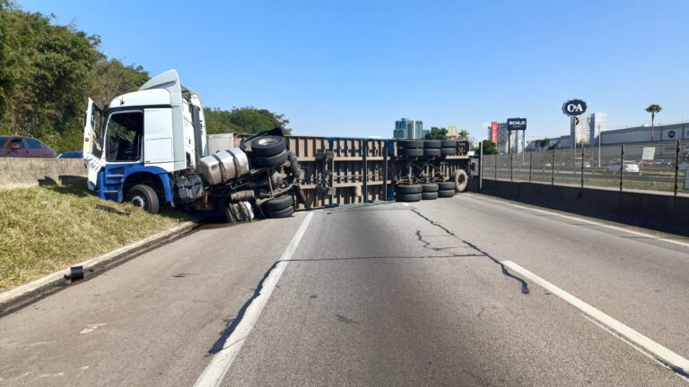 acidente com carreta na via dutra em sjc