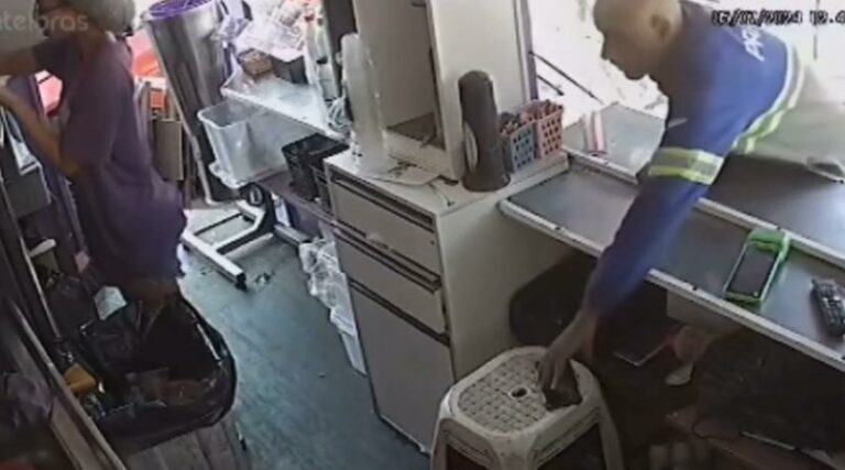 Doce furto: Homem faz pedido de doce e rouba celular de cliente;VÍDEO