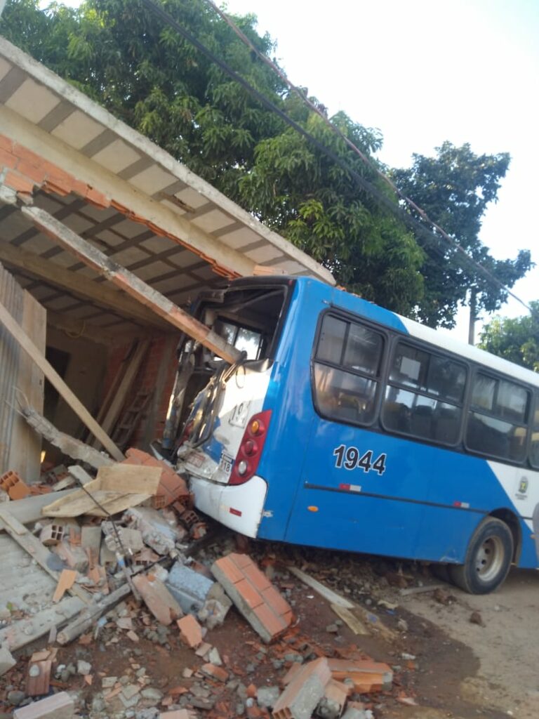 Ônibus circular perde freio e invade casa em Campinas