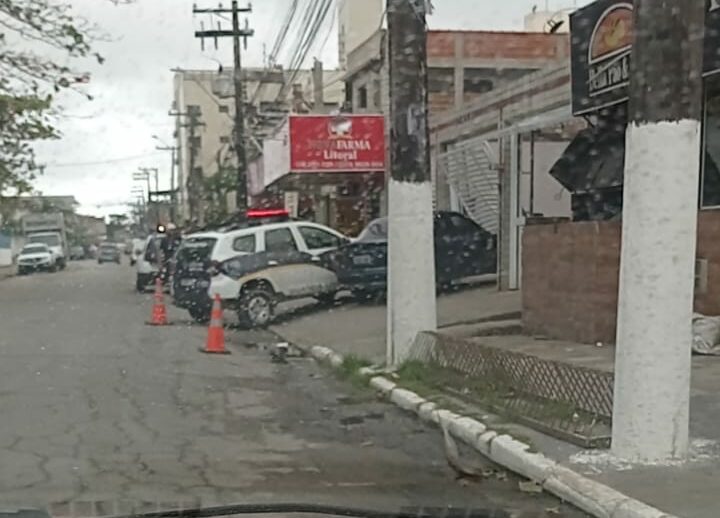 Motorista alcoolizado é preso após bater em moto, carro da GCM e invadir um prédio com o carro