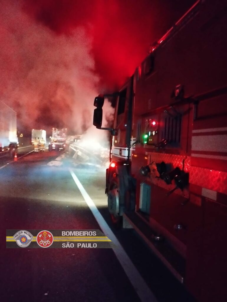 Batida entre dois caminhões seguida de incêndio deixa três feridos na Dutra