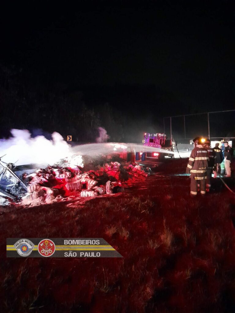 Batida entre dois caminhões seguida de incêndio deixa três feridos na Dutra