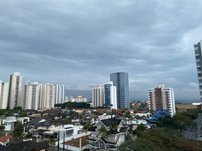 Feriado gelado: nova frente fria traz chuva e frio para a região