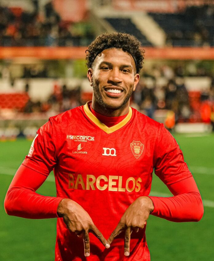 WLateral-direito Thomás Luciano, de 22 anos, foi contratado por empréstimo do Gil Vicente, de Portugal. Lateral-direito Thomás Luciano, de 22 anos, foi contratado por empréstimo do Gil Vicente, de Portugal.