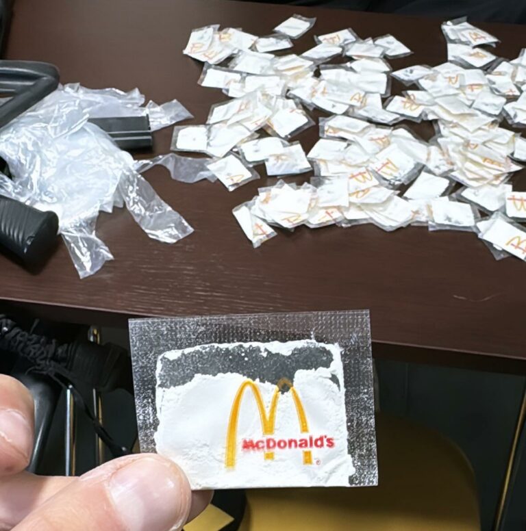 Cocaína é encontrada em sachês da marca "McDonalds" no interior de SP