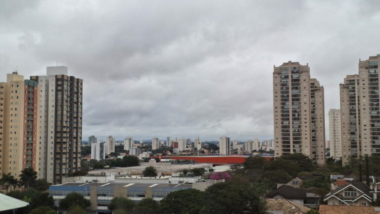 Frente fria se despede com chuva e tempo volta a abrir na região