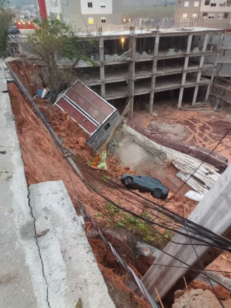 Parte de um prédio desaba nesta madrugada no interior de SP