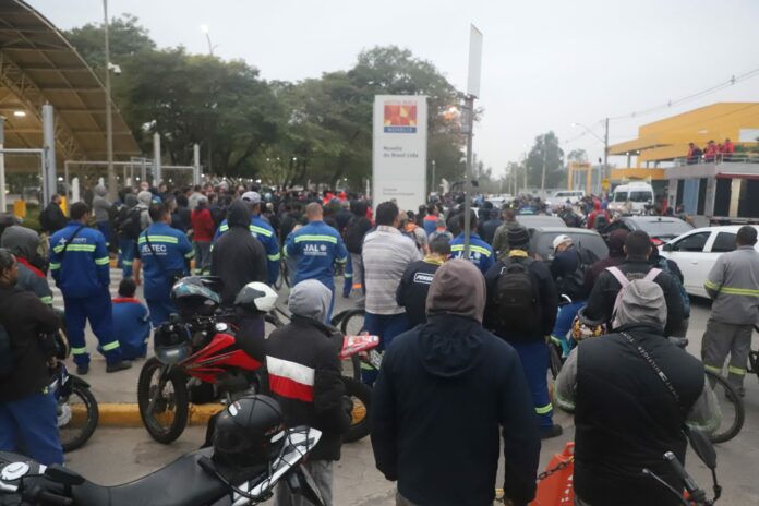 Metalúrgicos protestam após morte por acidente na Novelis em Pinda