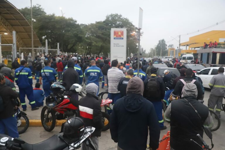 Metalúrgicos protestam após morte por acidente na Novelis em Pinda