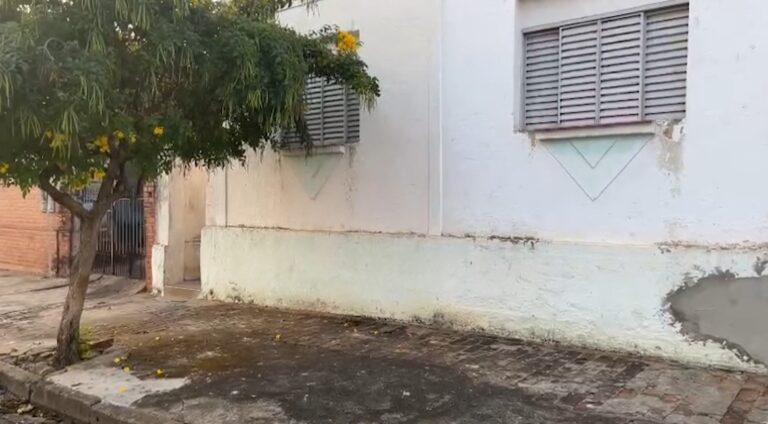 Homem é esfaqueado por vizinha