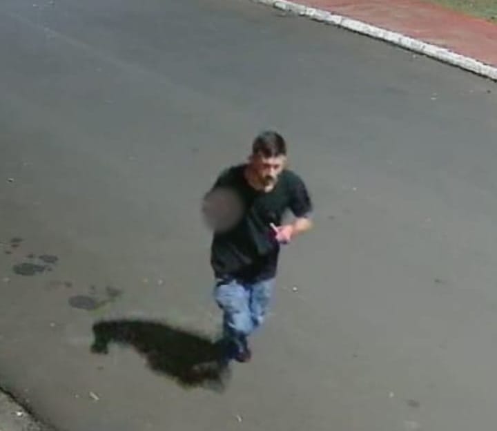 Polícia identifica por imagens suspeito de matar homem em praça