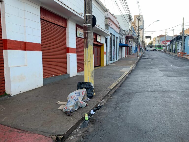 Comerciantes relatam o aumento de pessoas em situação de rua no Centro 