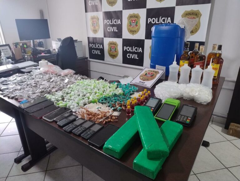 Polícia apreende grande quantidade de drogas em casa de suspeito que funcionava como adega; O investigado não foi localizado
