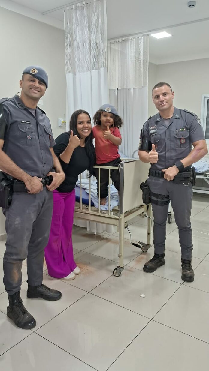 Criança é resgatada após cair em vala de construção com 5 metros de profundidade Criança é resgatada após cair em vala de construção com 5 metros de profundidade