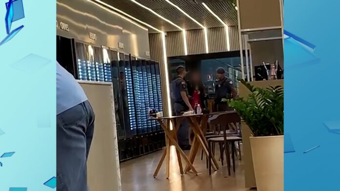 Influenciadora e modelo, conhecida por ser bailarina de programa de auditório de tv, causa confusão, ofende e ameaça funcionária de conveniência