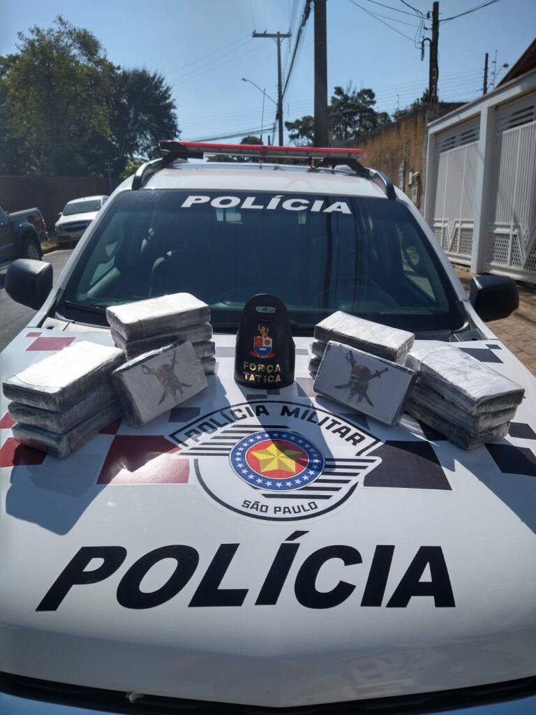 PM apreende 16 quilos de pasta base de cocaína após perseguição