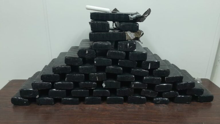 Homem é preso com 40 kg de maconha embaixo da cama